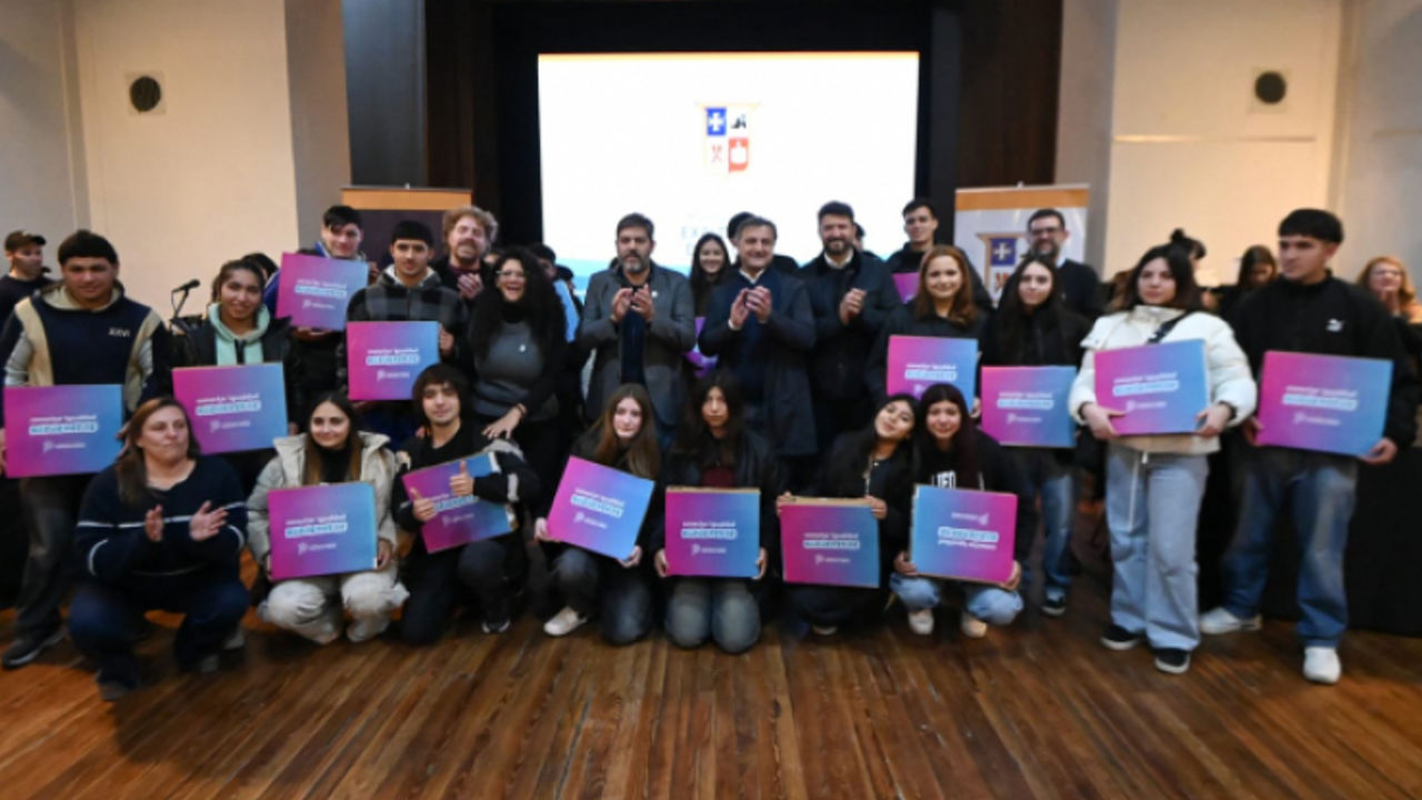 EXALTACIÓN DE LA CRUZ: BIANCO Y MARTÍN ENTREGARON NETBOOKS A ESTUDIANTES